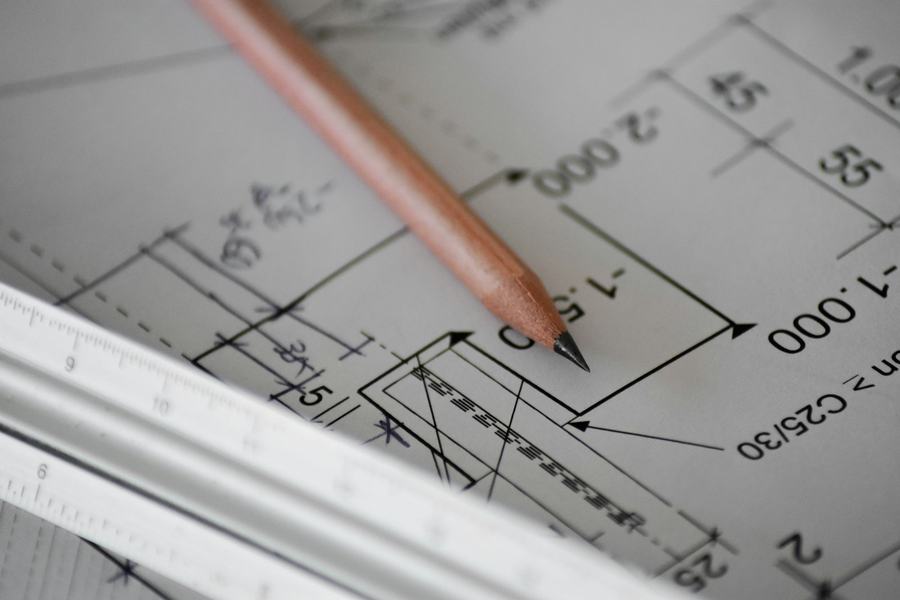 Plan technique annoté avec crayon et règle