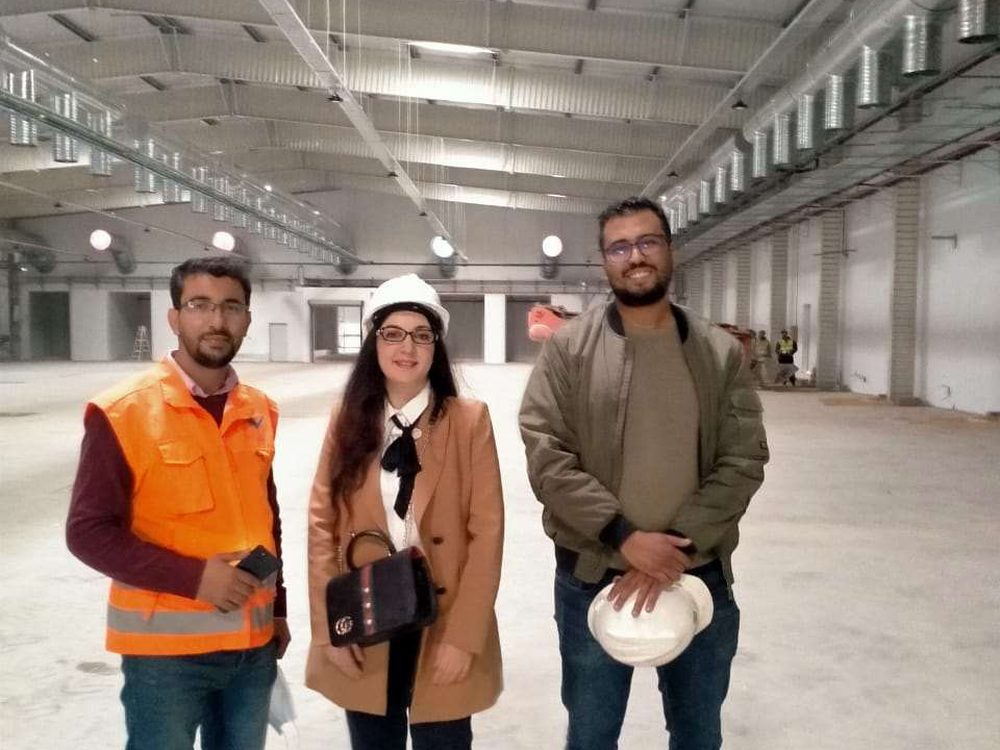 Équipe sur un chantier dans un grand hall en cours d'aménagement
