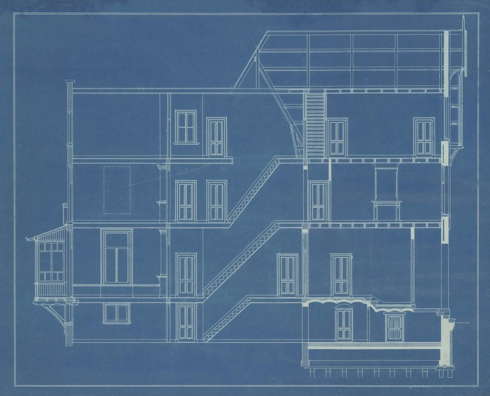 Plans d'architecture et coupes techniques d'un bâtiment